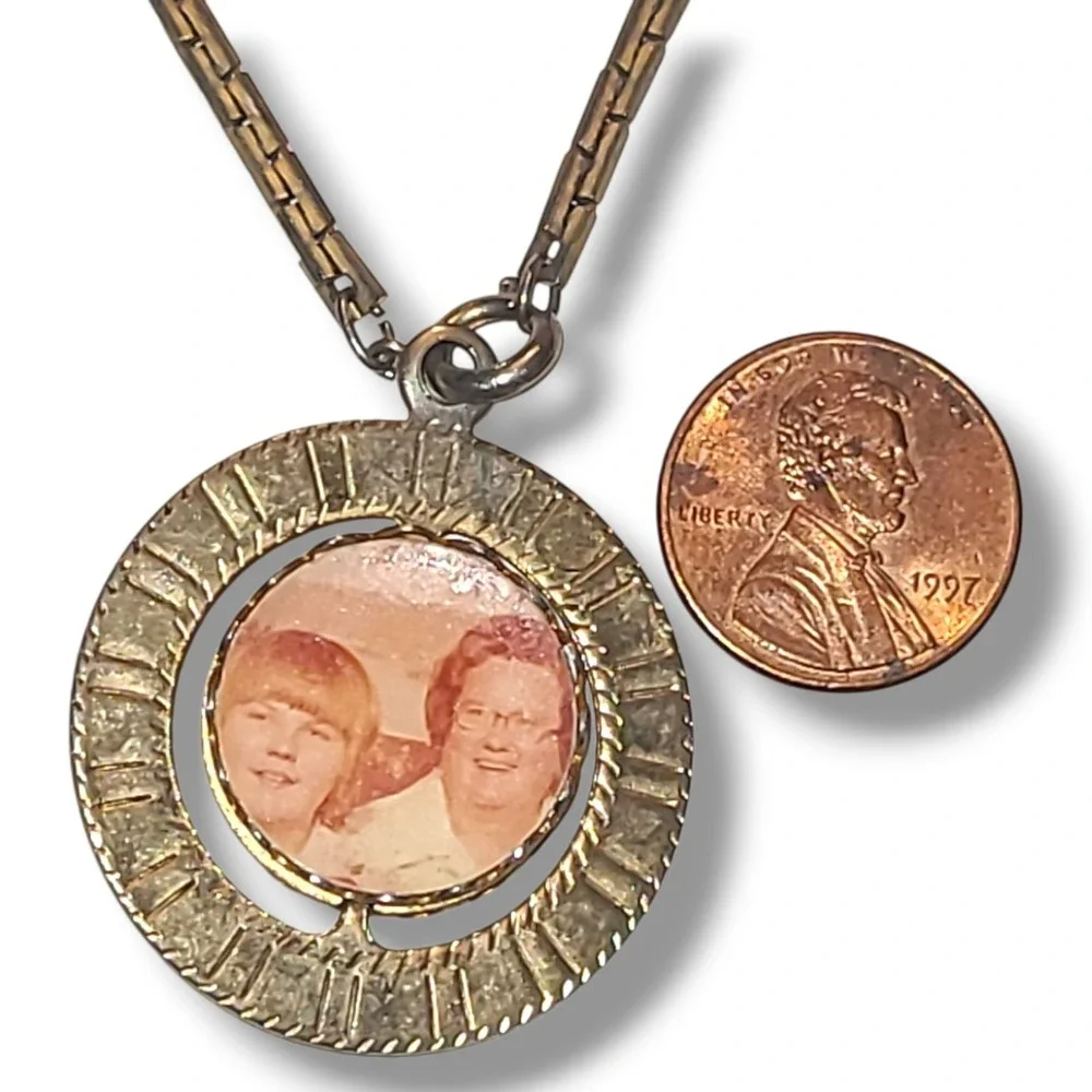 Vintage‎ 70s Gold Plated Spinner Photo Pendant Necklace Double Sided Locket 24in